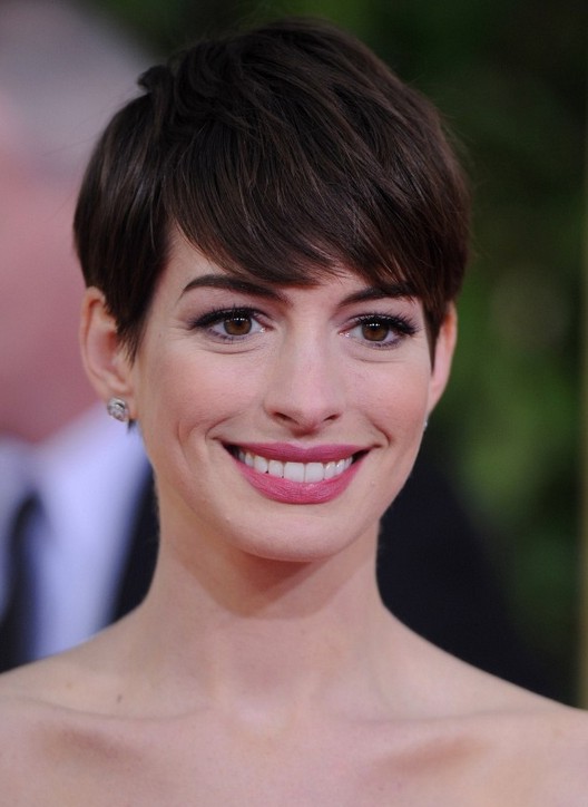 Anne Hathaway Short Pixie Haircut With Long Bangs Styles Weekly