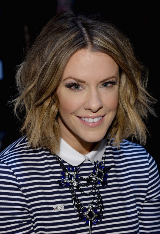 <b>Courtney Kerr</b> Trendy Short Wavy Hair Style for Fall - Courtney-Kerr-Trendy-Short-Wavy-Hair-Style-for-Oval-Faces