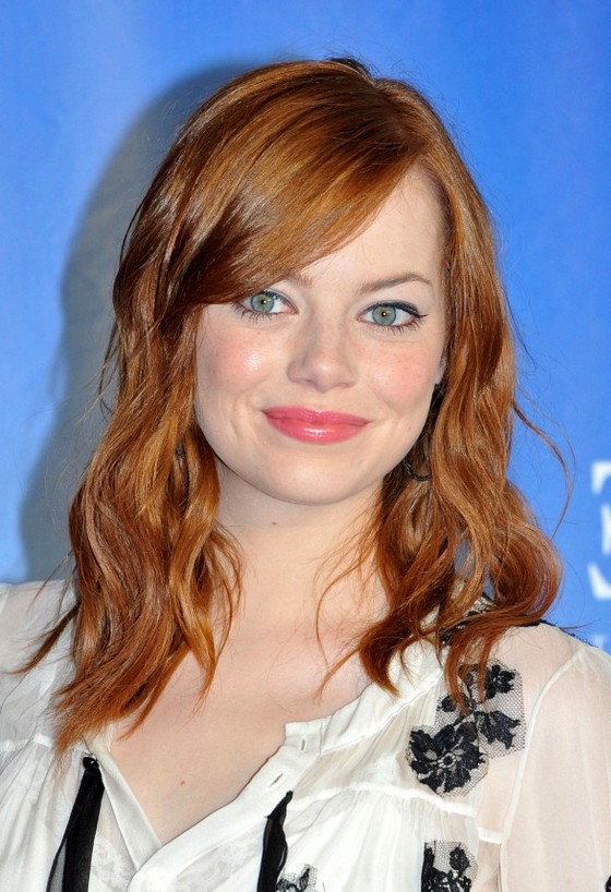 Emma Stone Shoulder Length Red Wavy Hairstyle With Side Swept Bangs Styles Weekly