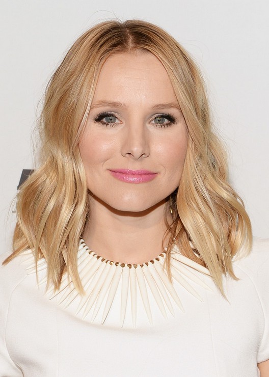 Kristen Bell Cute Center Part Blonde Wavy Haircut | Styles Weekly