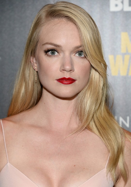 Lindsay Ellingson Blonde Wavy Side Parted Hairstyle For Women