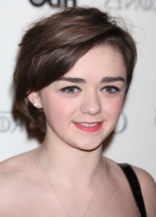 Maisie Williams Chic Short Side Parted Hairstyle With Bangs