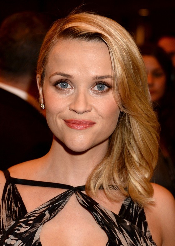 Reese Witherspoon Deep Side Parted Blonde Wavy Hairstyle ...