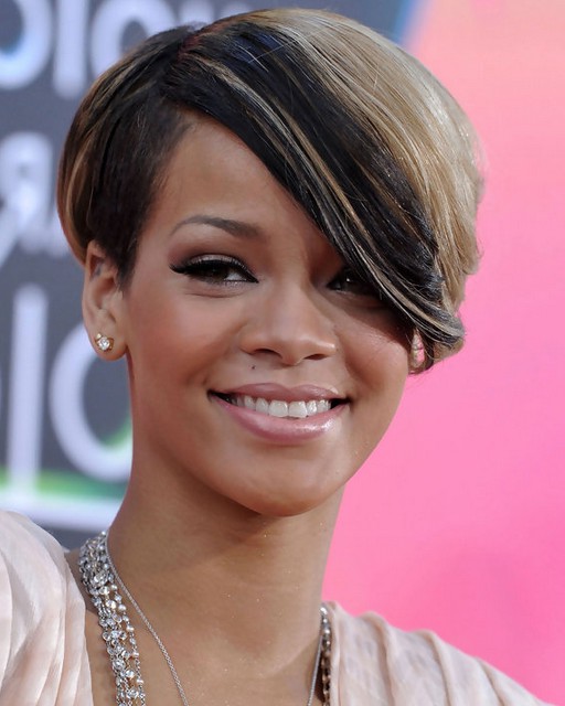 Rihanna Short Side Parted Hairstyle With Long Bangs Styles Weekly