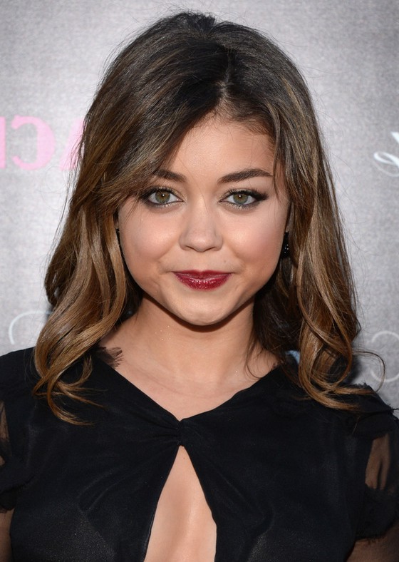 Sarah Hyland Latest Medium Wavy Hairstyle For Girls Styles Weekly