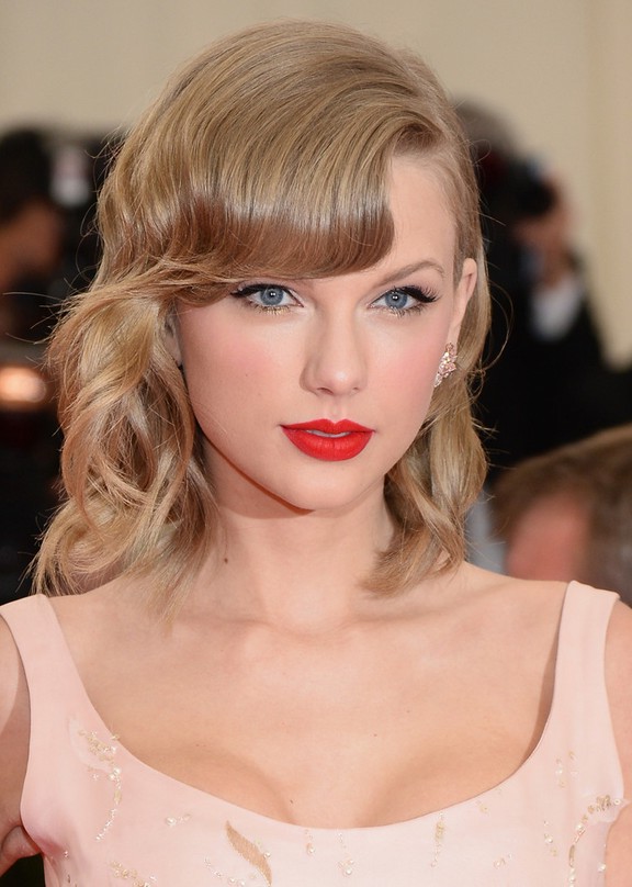 Taylor Swift Elegant Medium Wavy Hairstyle With Bangs For