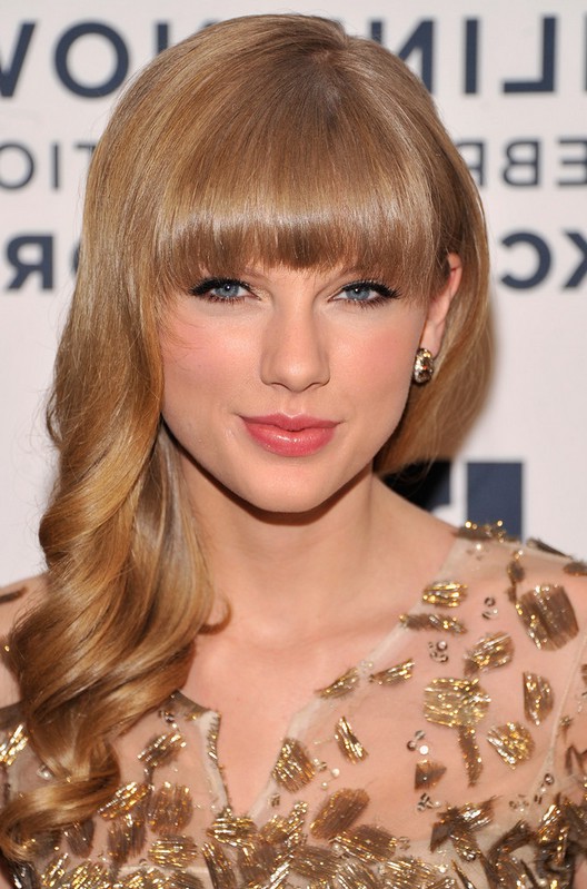 Taylor Swift Romantic Long Blonde Curly Hairstyle With Bangs For