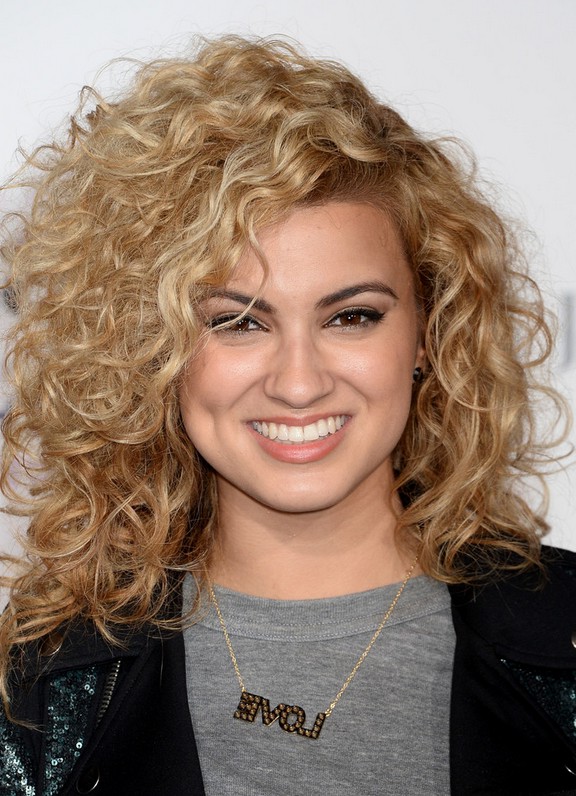 Tori Kelly Shoulder Length Curly Hairstyle For Square Faces