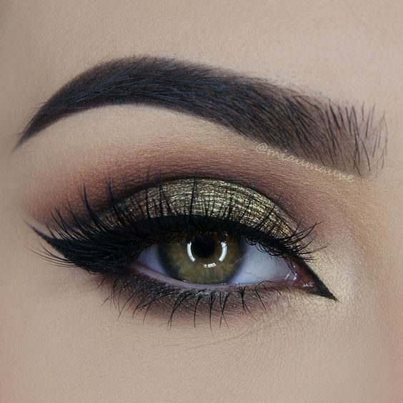 green eyeshadow