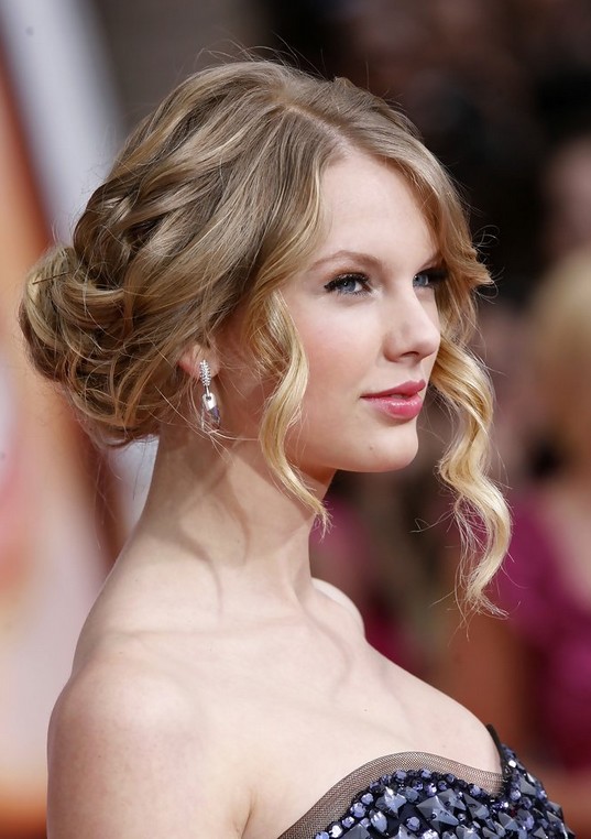 Taylor Swifts Side Fringe on British Vogue Cover January  POPSUGAR Beauty  UK