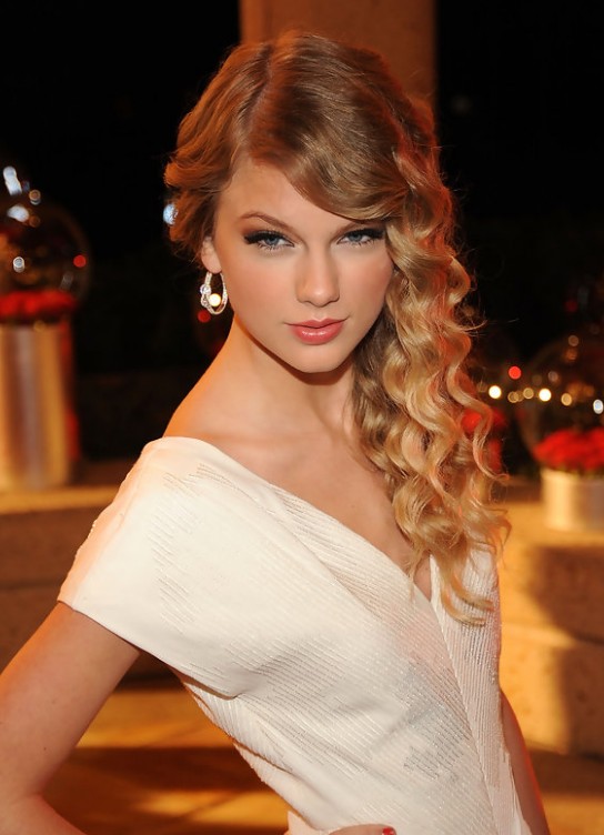 Taylor Swift Side Sweep Soft Curly Hairstyle