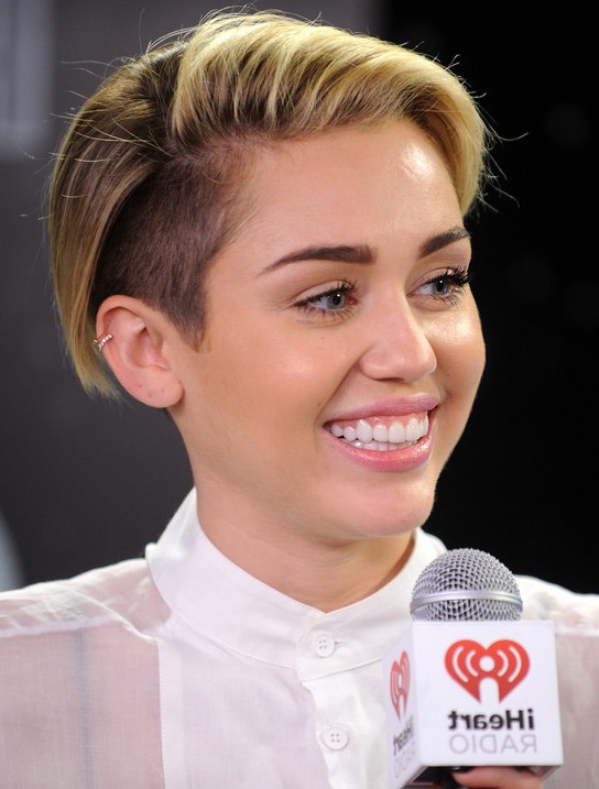 Miley Cyrus Cute Short Side Parted Straight Cut | Styles Weekly