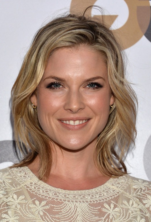 Ali Larter Mid Length Blonde Wavy Hairstyles for Women | Styles Weekly