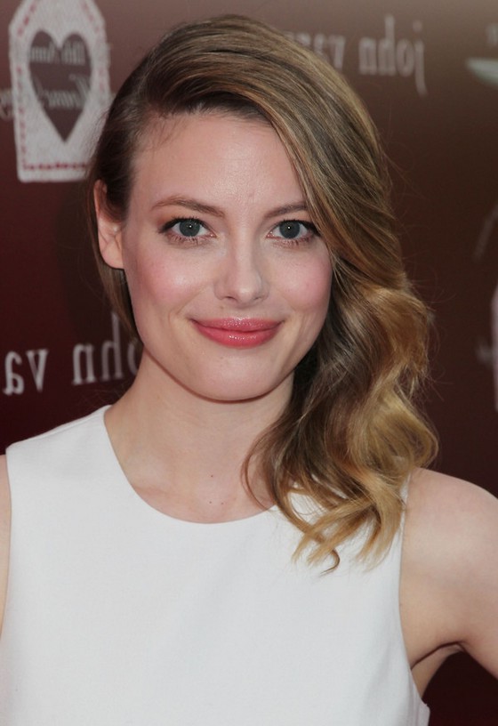 Celebrity Gillian Jacobs Latest Side Parted Medium Wavy Haircut ...