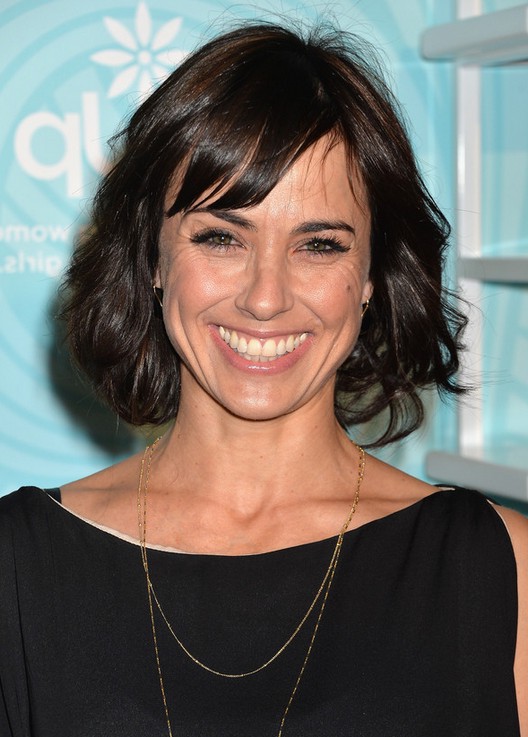 Constance Zimmer Short Wavy Hairstyle with Bangs for Women Over 40