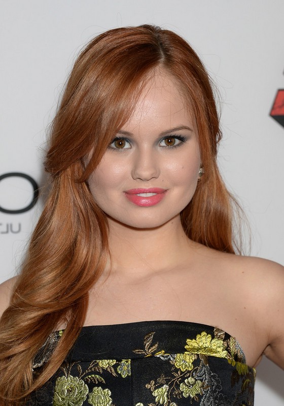 Debby Ryan Romantic Wavy Half Up Half Down Hairstyle For Round Faces Styles Weekly