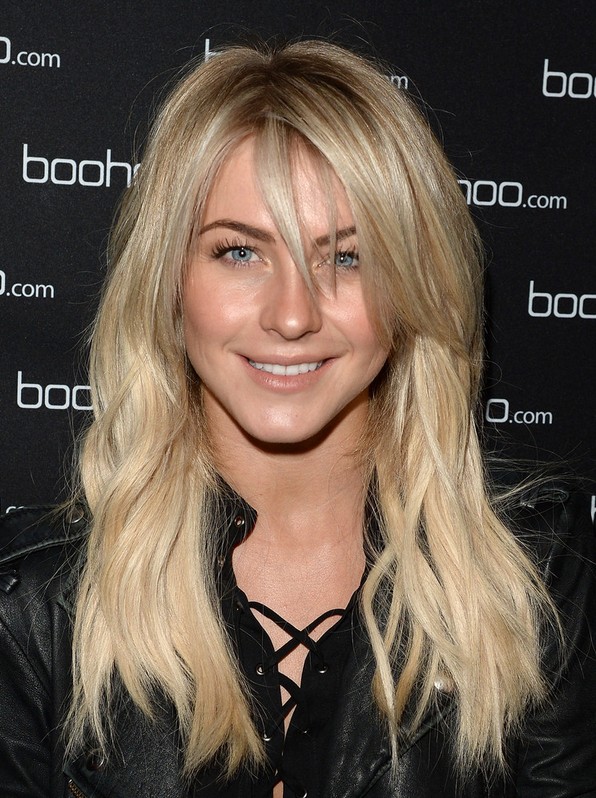 Julianne Hough Latest Hairstyle – Long Blonde Wavy Hairstyle with Bangs