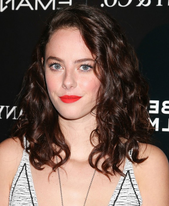 Kaya Scodelario Casual Medium Curly Hairstyle | Styles Weekly