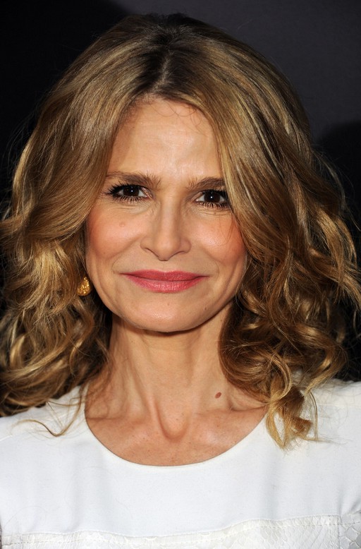 Kyra Sedgwick Medium Curly Hairstyle for Women Over 40 | Styles Weekly