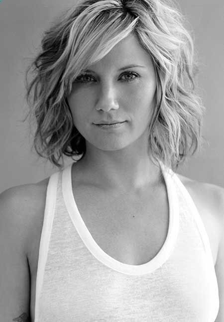 Medium Wavy Hairstyle: Summer Haircuts for Women Over 30- 40