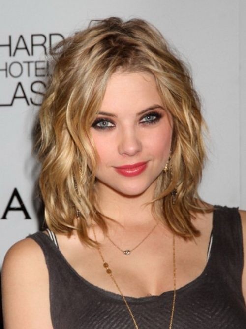 Medium Wavy Hairstyles: Messy Layers