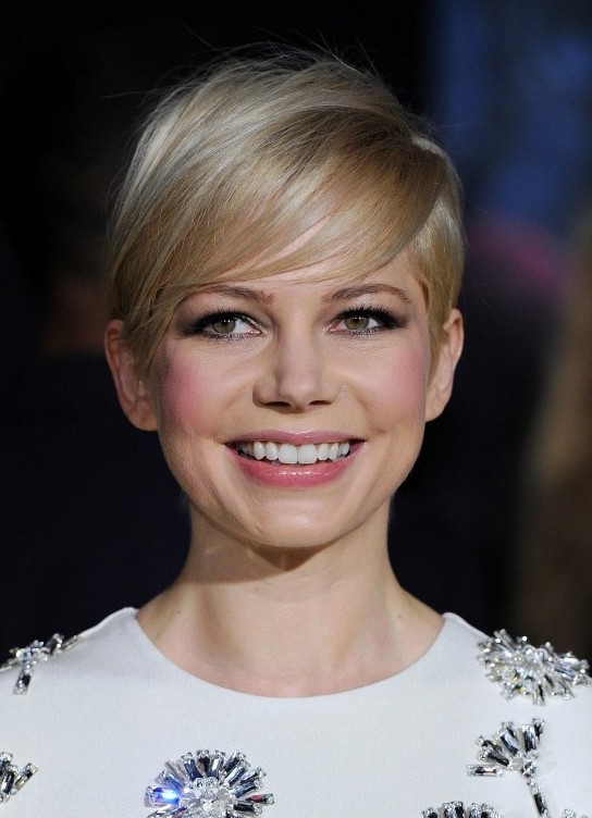 Michelle Williams Cute Short Straight Haircut with Side Swept Bangs for ...