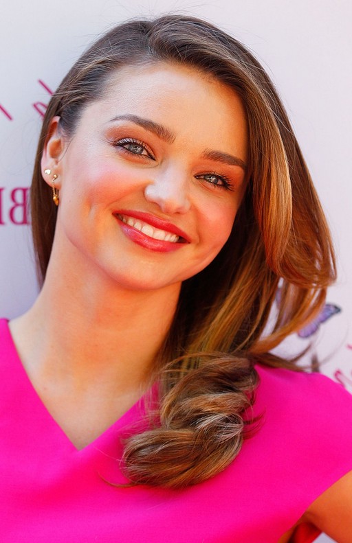 Miranda Kerr Deep Side Parted Long Wavy Hairstyle for Round Faces ...