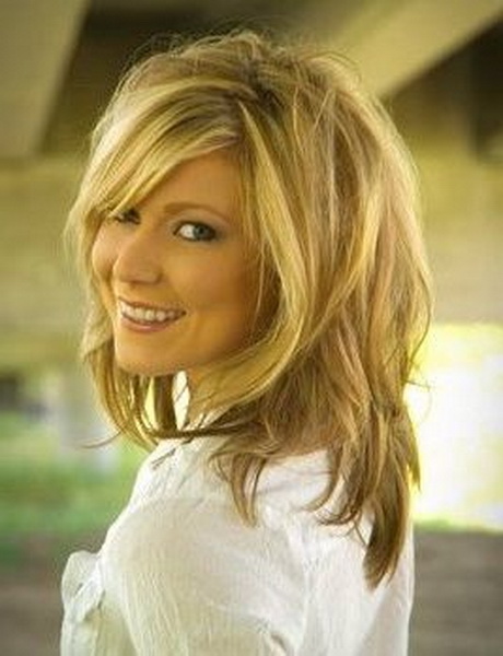 Medium Layered Shaggy Hairstyle for Women