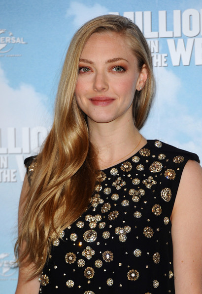 Amanda Seyfried Elegant Side Sweep Hairstyle