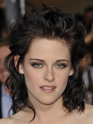 Kristen Stewart Soft Makeup with Brown Eye Shadow