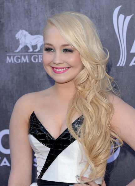 RaeLynn Sweet Side Swept Blonde Curls