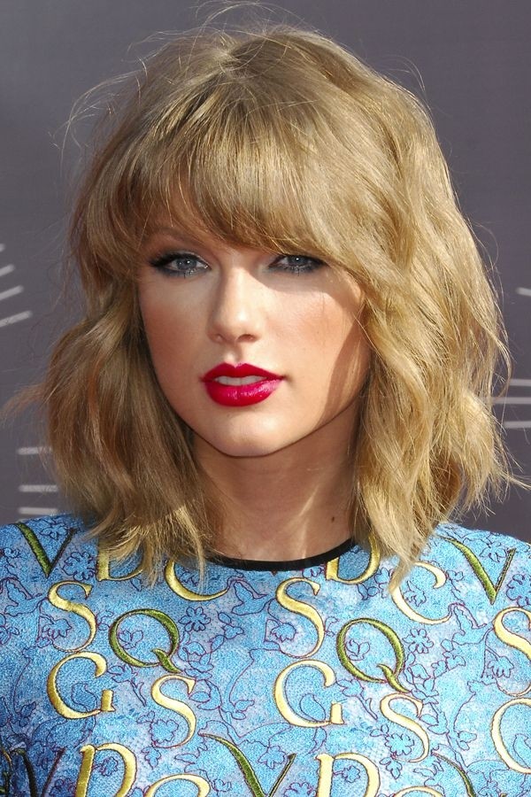 Taylor Swift Medium Hairstyle for Wavy Hair - Medium Length Haircuts 2015