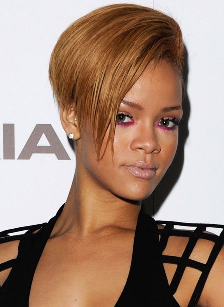 rihanna-with-fuchsia-eyeliner-and-spiky-lashes-at-nokia-launch-party-in-london
