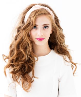 Wavy, voluminous hair with cloth headband 