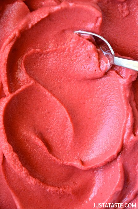 Healthy strawberry frozen yogurt