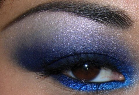 Smoky blue eyeshadow