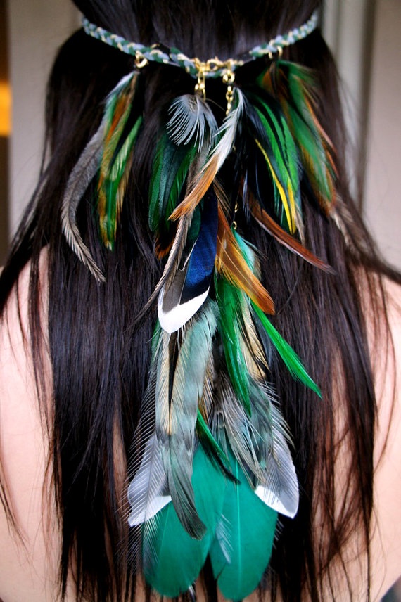 Feathers can be worn in many different ways. – beautybeatify