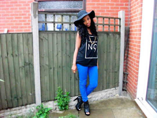 Floppy hat with a graphic tee