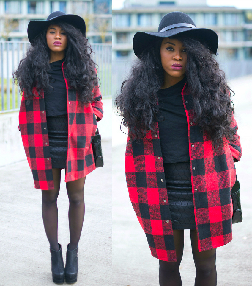 Floppy hat with'boyfriend shirt'