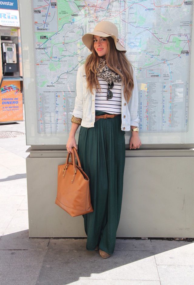 Maxi skirt and a big hat