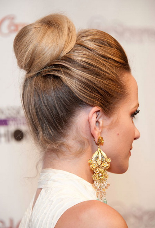 22 Fashionable Ways to Wear a Bun This Fall Season