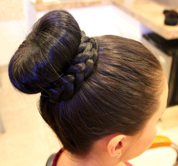 22 Fashionable Ways to Wear a Bun This Fall Season