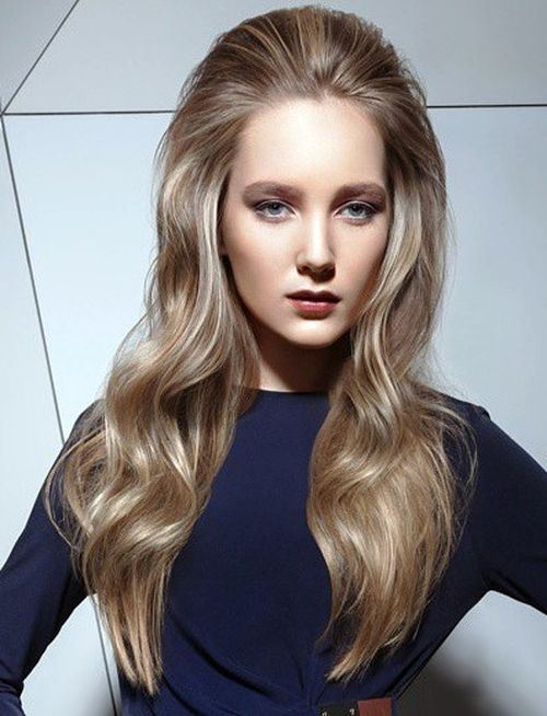 Ash Blonde Wavy Hairstyle