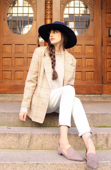 Pretty Blazer Outfit with A Hat