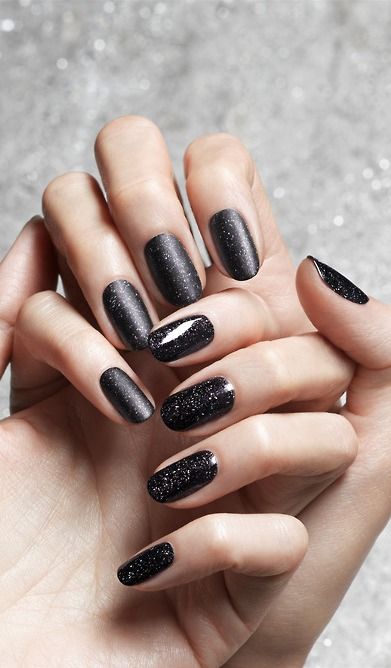 Fashionable Shimmering Black Nail Design for Short Nails