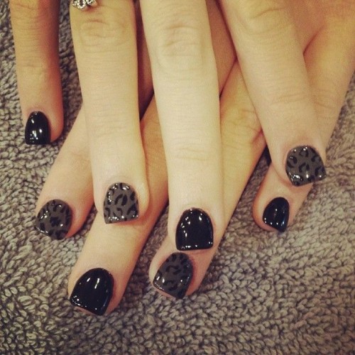 Edgy Elegance: Black and Gray Nail Designs for a Modern Look – RainyRoses