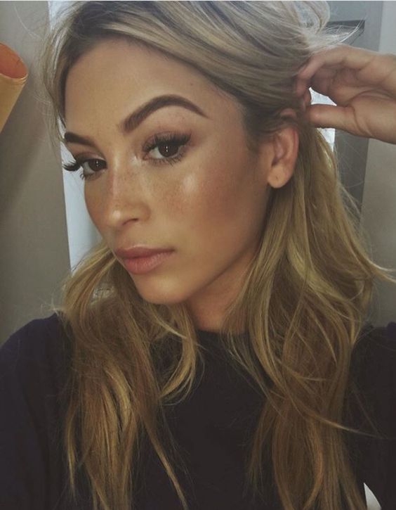 7 Tips on Achieving a Natural Glow Through Highlighting