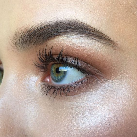 7 Tips on Achieving a Natural Glow Through Highlighting
