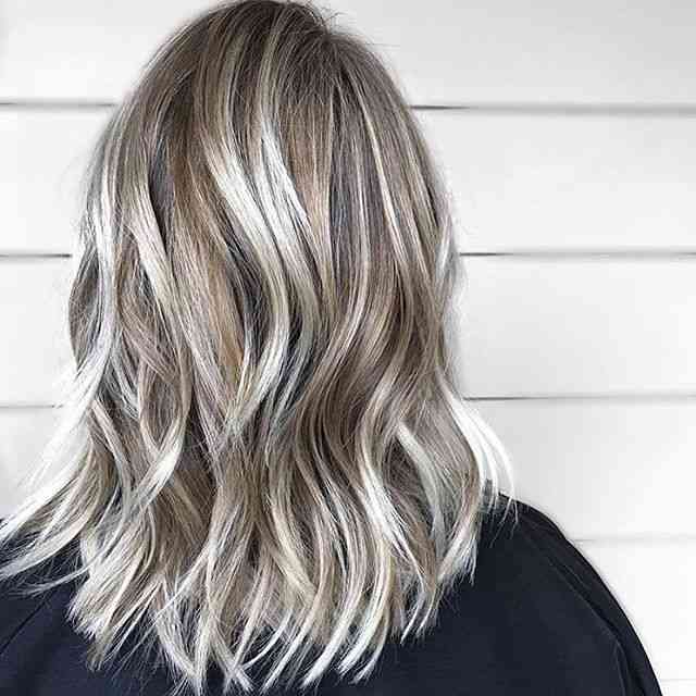 30 Hottest Medium Hairstyles & Haircuts 2018