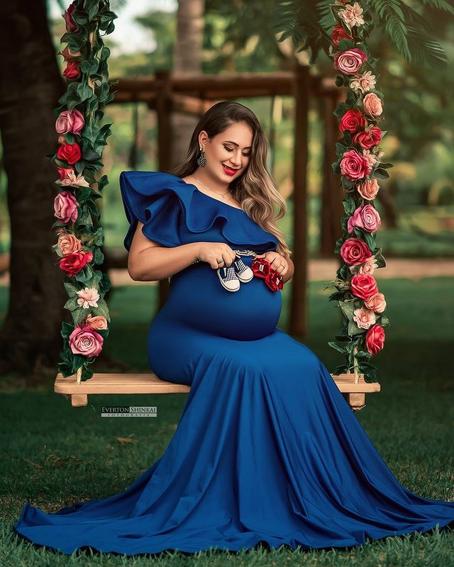 Coolest Maternity Photoshoot Outfit Ideas | Styles Weekly